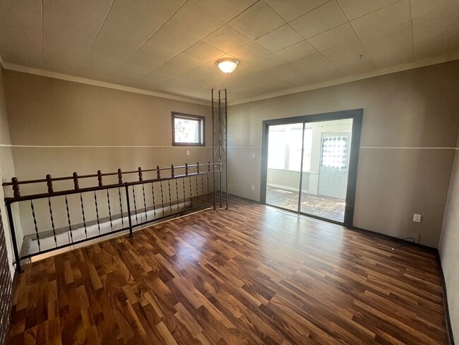 Building Photo - AVAILABLE JUNE - 3 Bed 1 Bath w/ Great View