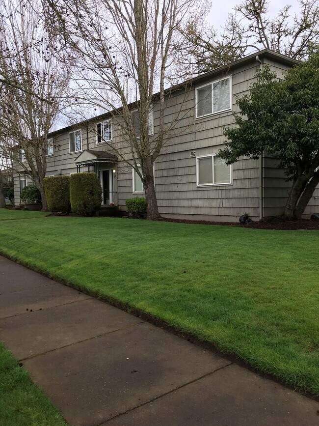 Building Photo - (UNM)  2 bed/1 bath Apartment