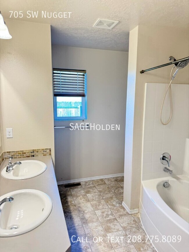 Building Photo - 705 SW Nugget-