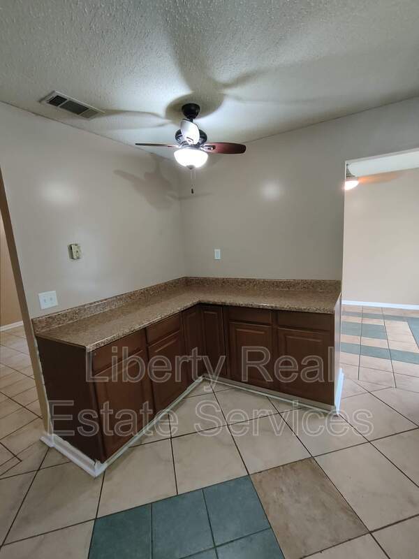 Building Photo - 709 Edgewood Ct