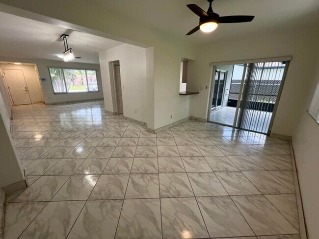 Building Photo - 8640 Wilshire Dr