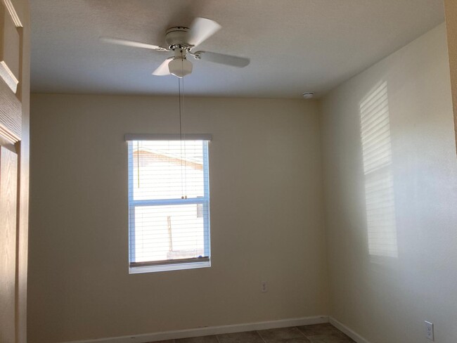 Building Photo - 863 Carlyle Ave