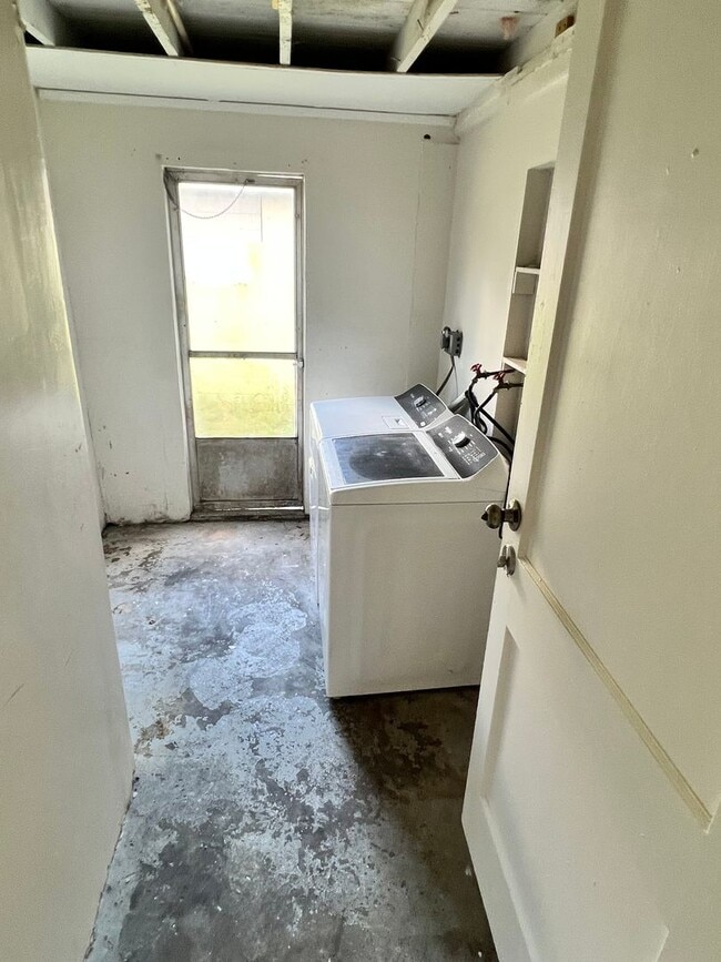 Building Photo - 2 BEDROOM 1 BATH SINGLE FAMILY HOME WITH A SEPARATE DEN (POSSIBLE 3RD BEDROOM)