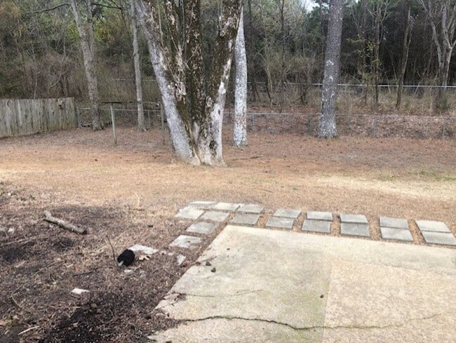 Building Photo - 2202 Holly Hill Dr