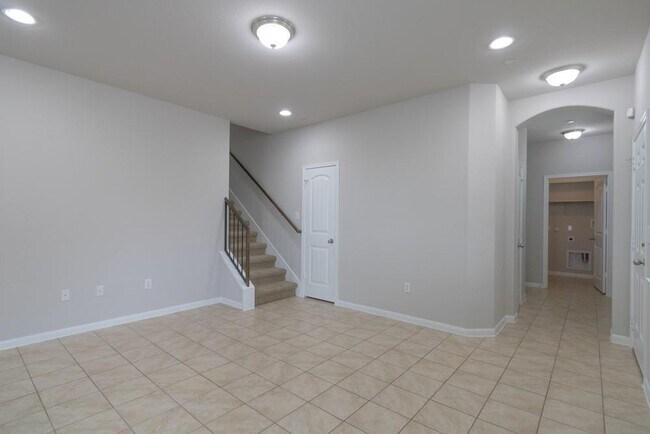 Building Photo - 2880 Donnell Dr