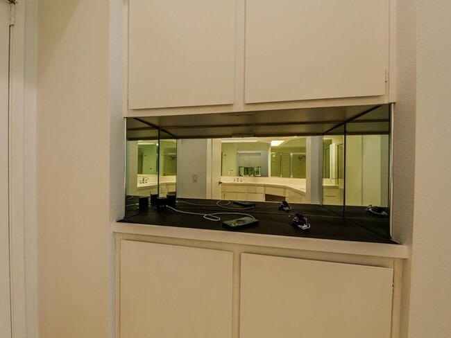 Building Photo - Sought after 2 bedroom 2 bath upstairs con...