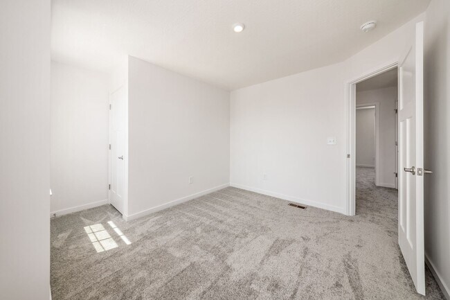 Building Photo - 122 Red Willow Dr