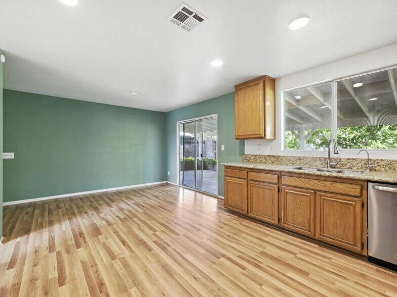 Building Photo - 44131 Sunmist Ct