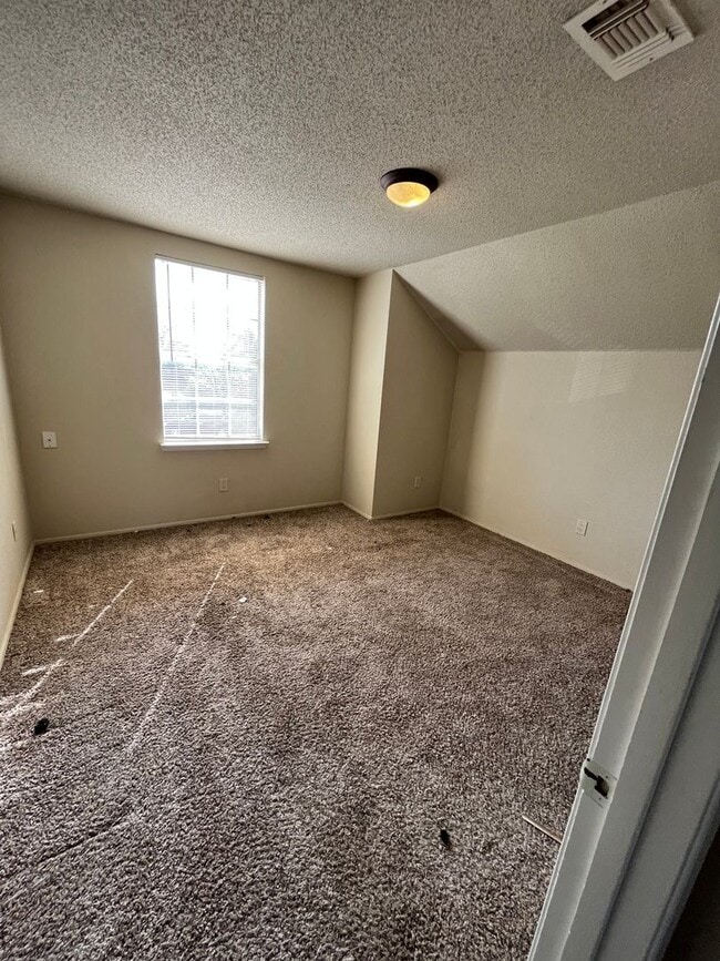Building Photo - PREALEASING FOR APRIL! 3 bedroom with Patio Great for Entertainment!