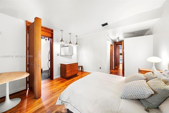 Building Photo - 5627 Granada Blvd