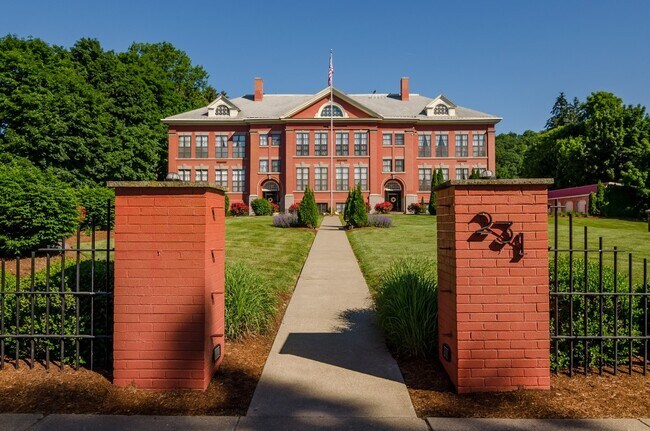 Primary Photo - 231 Main St