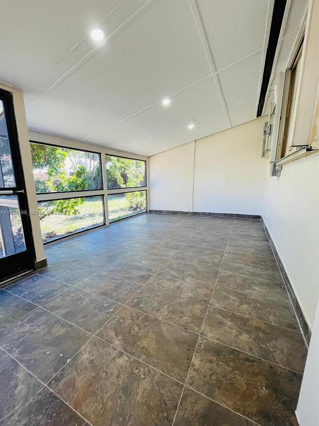 Building Photo - 5654 NE 5th Ave