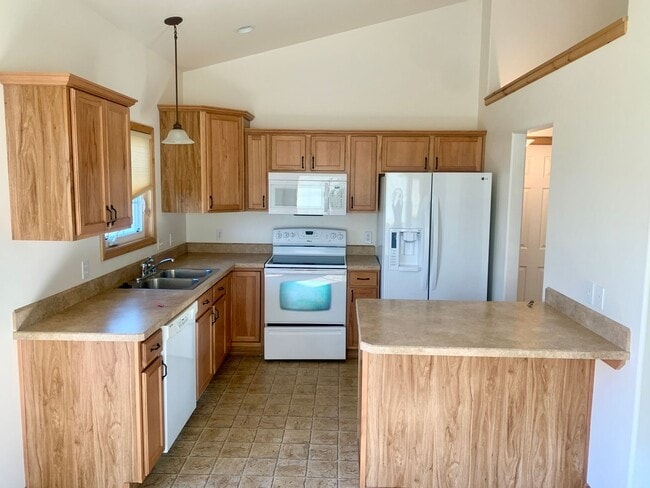 Building Photo - 3 bedroom 2 bath townhome