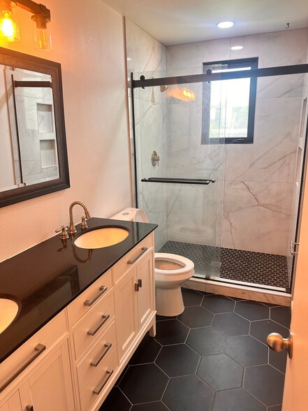 Building Photo - Room in House on Southwest Dr