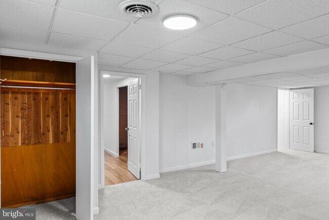 Building Photo - 2521 Fairhill Dr