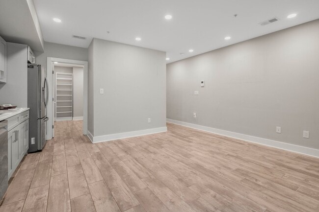 Building Photo - Lovely 1 BR/1.5 BA Condo in Columbia Heights!