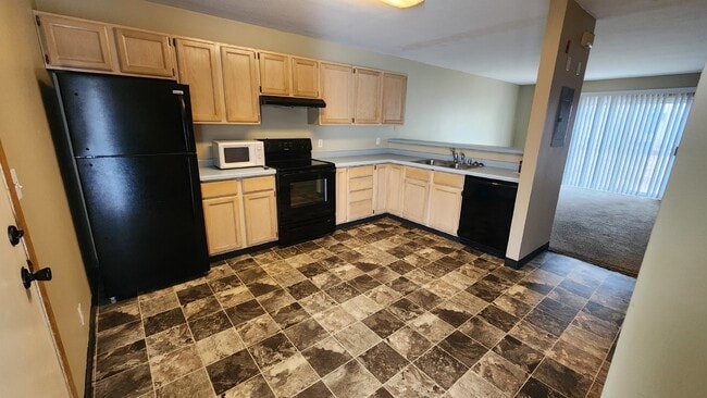 Building Photo - 2 Bedroom, 1 1/2 Bathrooms With Attached Garage! Available May 1st!