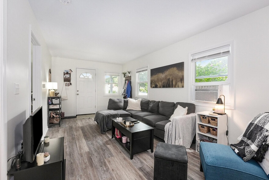 Building Photo - 2115 Oakwood Ave NE