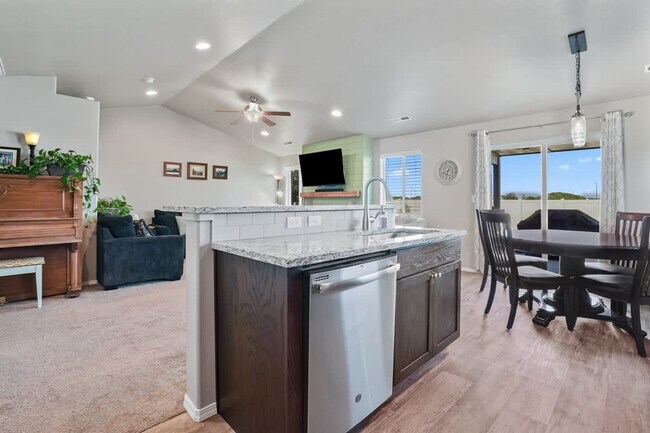 Building Photo - 218 Cliff Swallow Ave