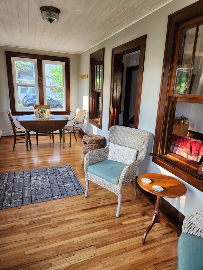 Front sitting room - 224 S Pine St