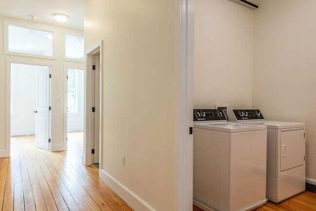 Building Photo - 21 Central St