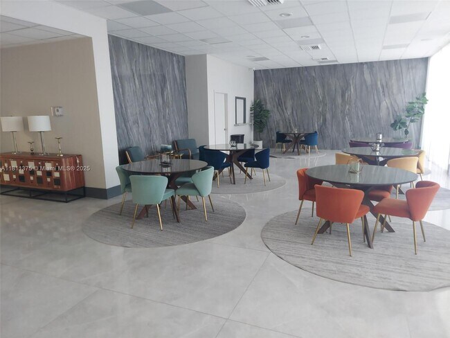 Building Photo - 3140 S Ocean Dr