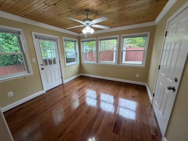 Building Photo - 1621 Oaklawn Ct