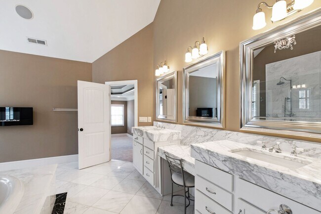 Building Photo - Elegant 5-Bedroom Residence with Luxurious...