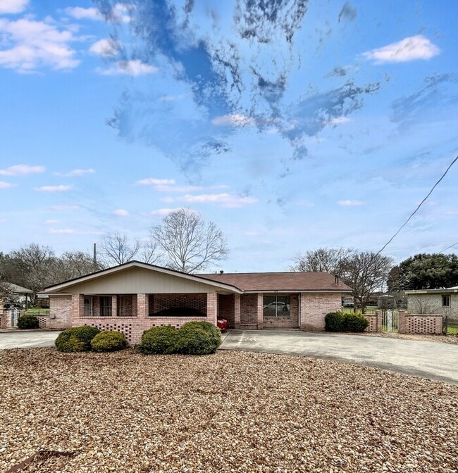 Primary Photo - 1212 Hillcrest Dr