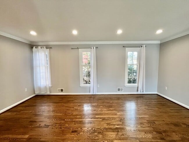 Building Photo - Beautiful and updated 4 BR 2.5 BA with gar...