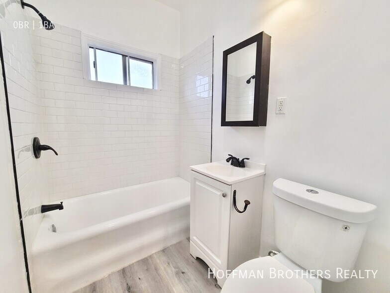 Building Photo - 2362 W Washington Blvd