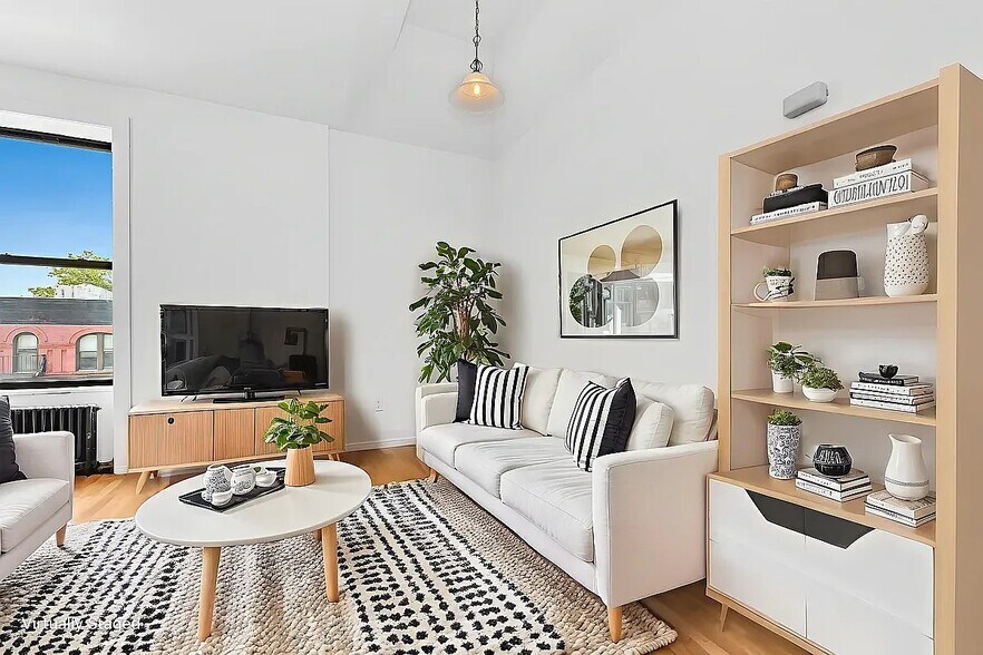 Building Photo - 369 Seventh Avenue
