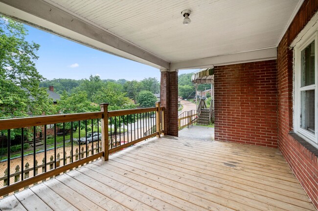 Building Photo - Updated 3 Bed, 1 Bath with Central AC, Laundry in Basement! Available Early June