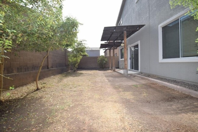 Building Photo - Spacious 3 bedroom 2.5  bath home with a loft