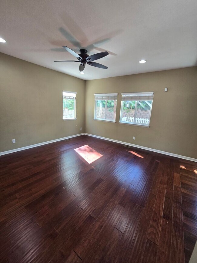 Building Photo - Amazing 3 bedrooms plus a loft, and 2.5 ba...