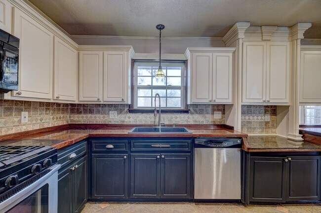 Building Photo - 4 bed 3 bath home!