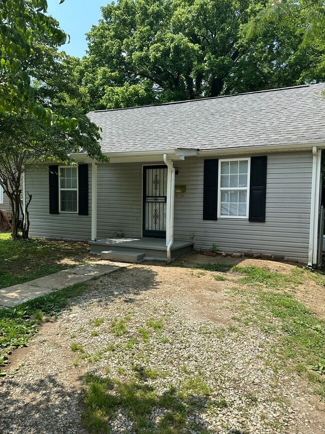 Building Photo - Charming 2 bedroom, 1 bathroom home located in the heart of East Knoxville