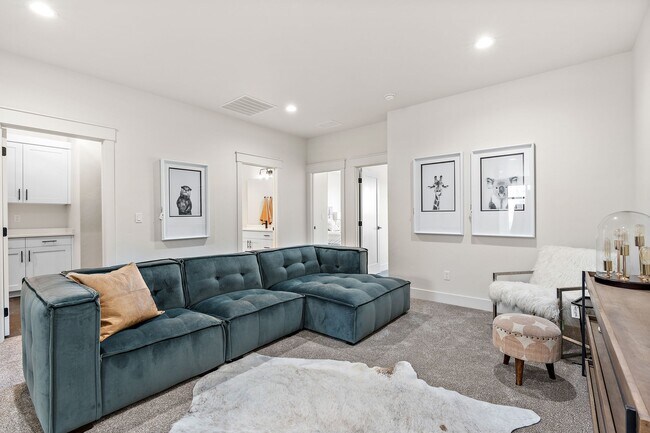 Building Photo - 2460 W Iron Coop St