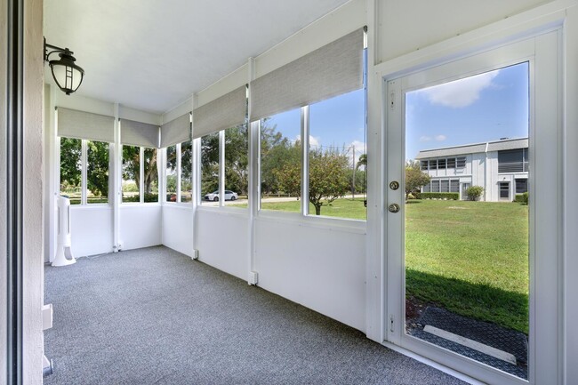 Building Photo - 2920 Lake Osborne Dr