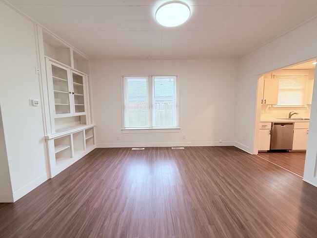Building Photo - Charming 4BR with Modern Updates & Large Fenced Yard in SE Portland!