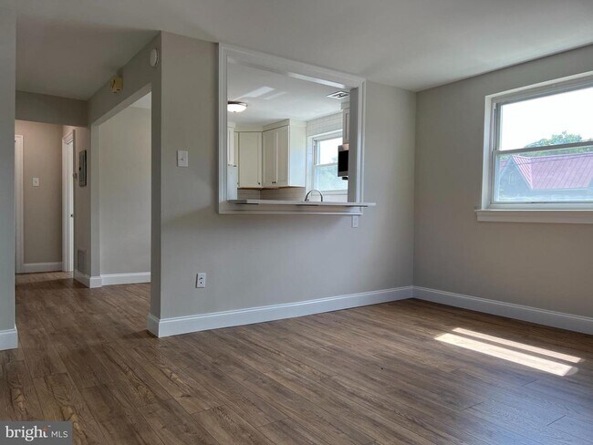 Building Photo - 550 N Line St