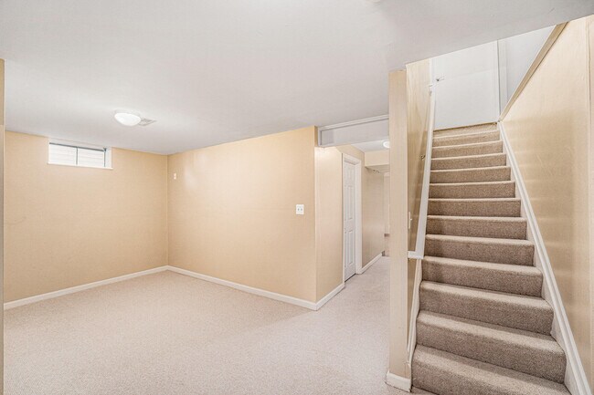 Building Photo - 3361 Cromwell Rd