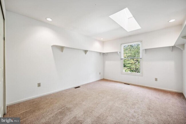 Building Photo - 10 Corlen Ct