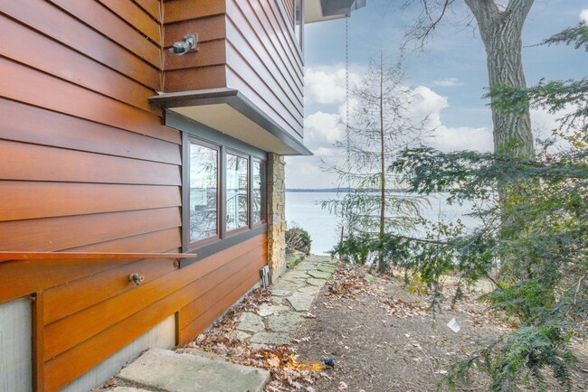 Building Photo - Lake Mendota Dream Home in Desirable Sprin...