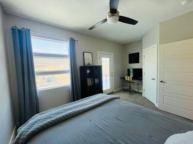 Building Photo - 2721 Hazel Dr