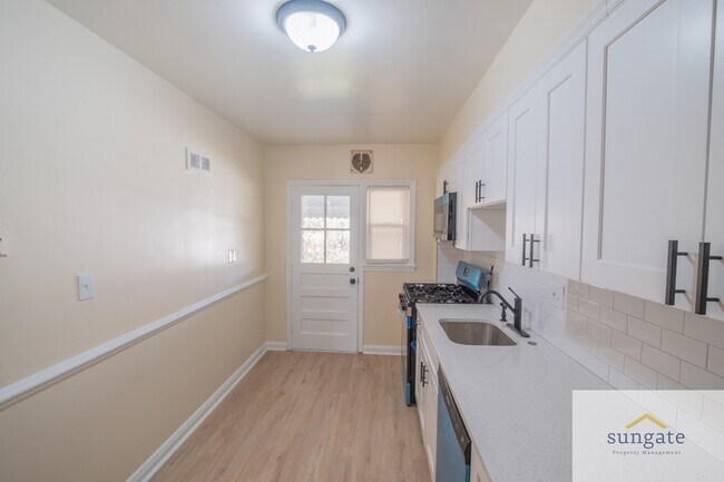 Building Photo - 1444 Meridene Dr