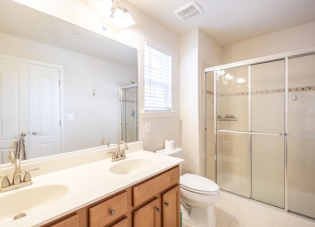 Building Photo - Beautiful 3 BR/3 BA EOG Townhome in Capito...