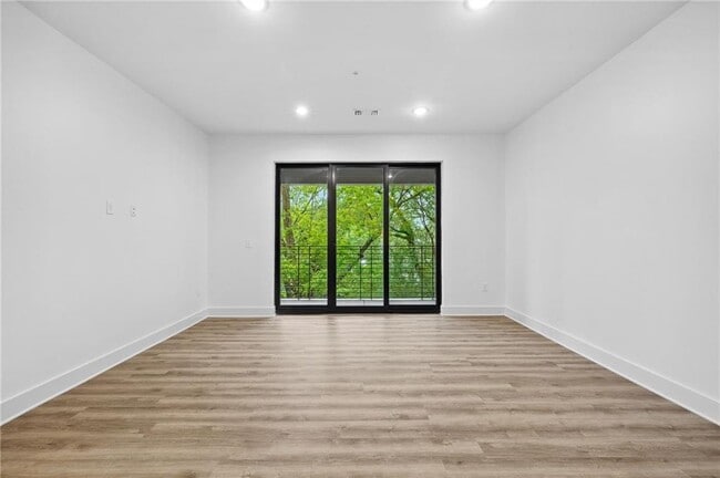 Building Photo - 112 Rogers St NE