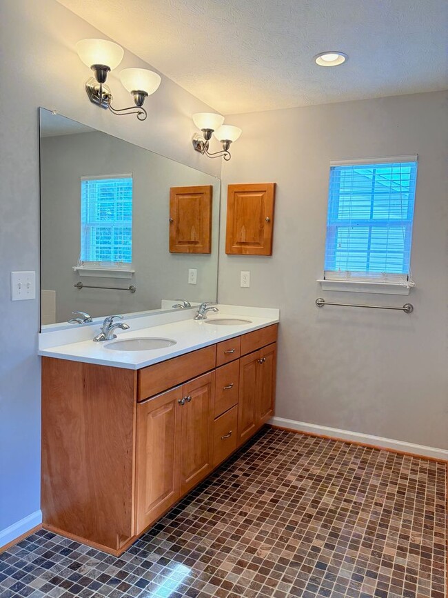 Building Photo - Large Spacious Home With Fully Fenced In Y...