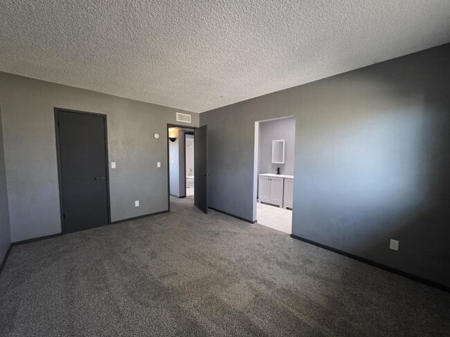 Building Photo - 987 Shadow Crest Cir